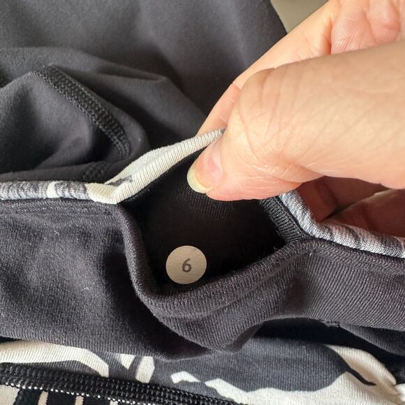 Lululemon Black Wide Leg Crop Legging Floral Stripe Black and White Waistband 6 - Picture 5 of 9